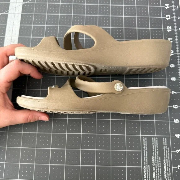 Crocs Womens 6 Patricia Slide Comfort Tan Wedge Sandals Open Toe Casual Slip On - Picture 4 of 6